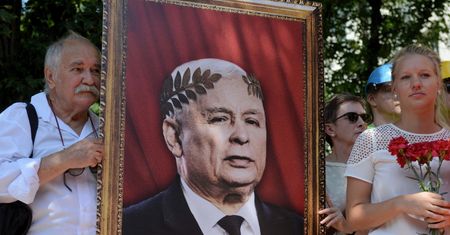 Kaczyński z symbolem władzy. "Komitet Rozbiórki Sądownictwa"