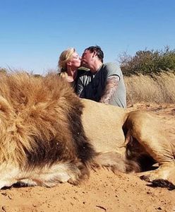 Para całuje się nad upolowanym lwem. Przerażające zdjęcie w sieci