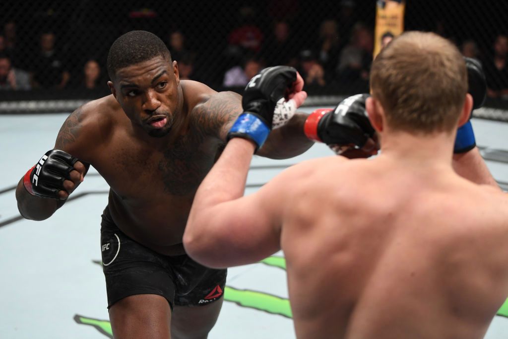 Walt Harris (z lewej) w walce z Siergiejem Spivakiem. Czwartego maja 2019 r. na gali "UFC Fight Night: Iaquinta vs. Cowboy" Harris pokonał Spivaka już w pierwszej rundzie. 