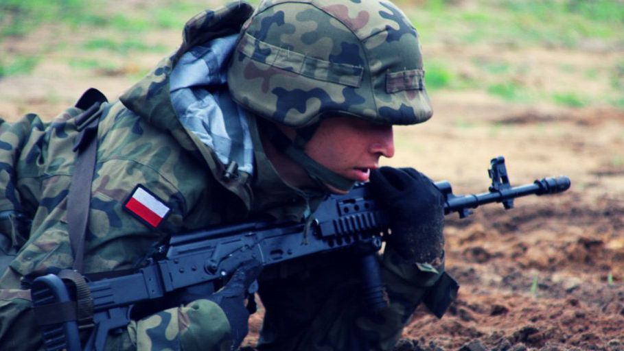 Żołnierz OT podczas ćwiczeń z taktyki
