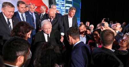 PiS może być spokojne o większość w Sejmie. Nowy sondaż