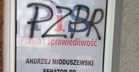 "PZPR" i "Czas na sąd ostateczny". Atak wandali na biura PiS