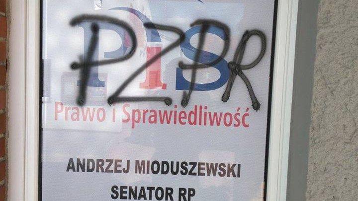 Nieznani sprawcy pomalowali biura parlamentarzystów PiS