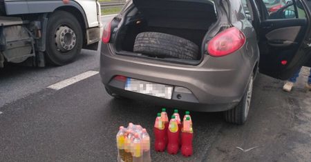 Przemycał narkotyki w butelkach po popularnej mrożonej herbacie. Wpadł na gorącym uczynku