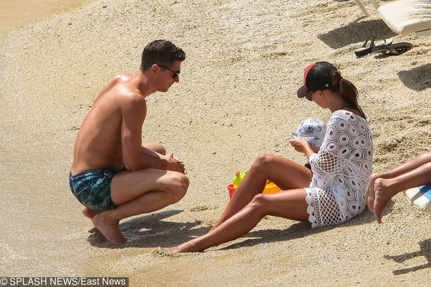 Anna Lewandowska i Robert Lewandowski z córką Klarą na wakacjach w Grecji