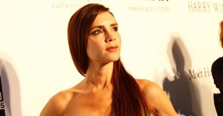 Bardzo szczupła Victoria Beckham na gali amFAR. Wyeksponowała piersi w obcisłej sukience