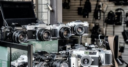 Istniał od 1882 roku. Jeden z najstarszych sklepów fotograficznych w USA zamknięty