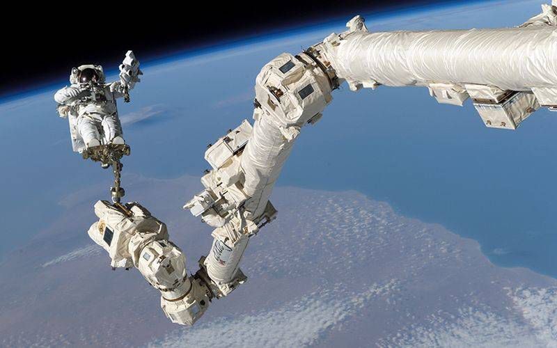 Ramię Canadarm2 wykorzystane w 2005 roku podczas spaceru kosmicznego Stephena Robinsona