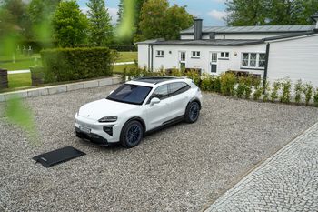 Indukcyjne ładowanie debiutuje w Porsche. Niemcy uzupełniają listę opcji elektrycznego Cayenne