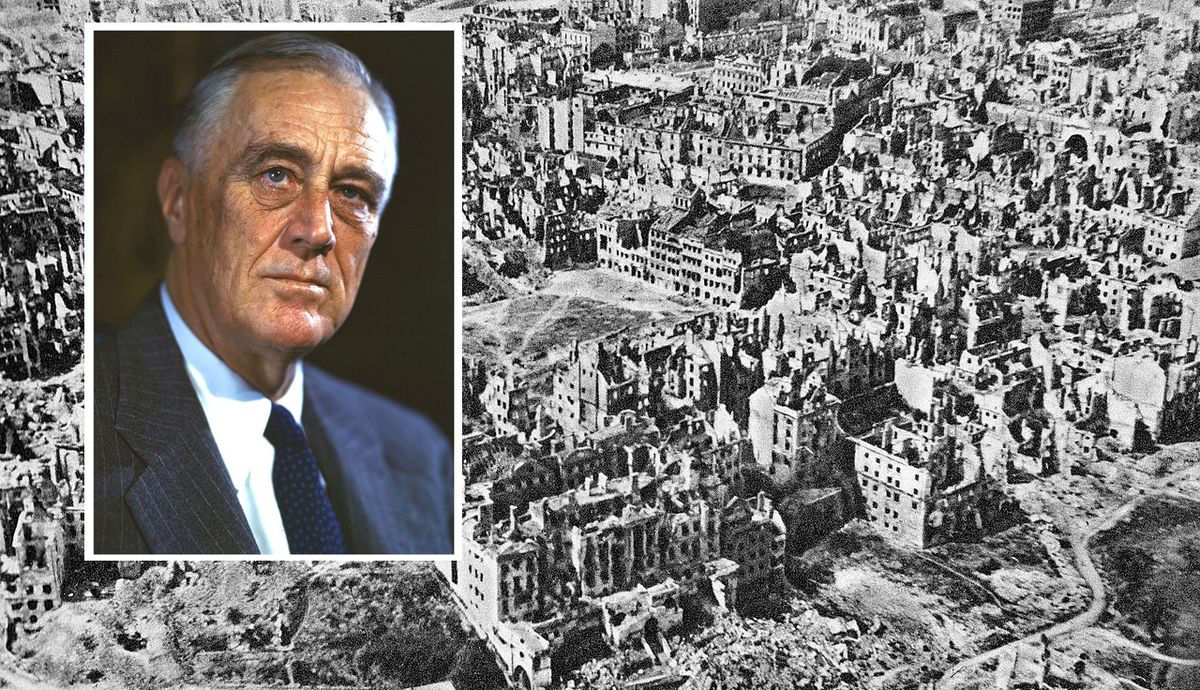 Franklin Delano Roosevelt, który nie chciał odpowiadać na agresję Hitlera bombardowaniem niemieckich miast, na tle ruin Warszawy