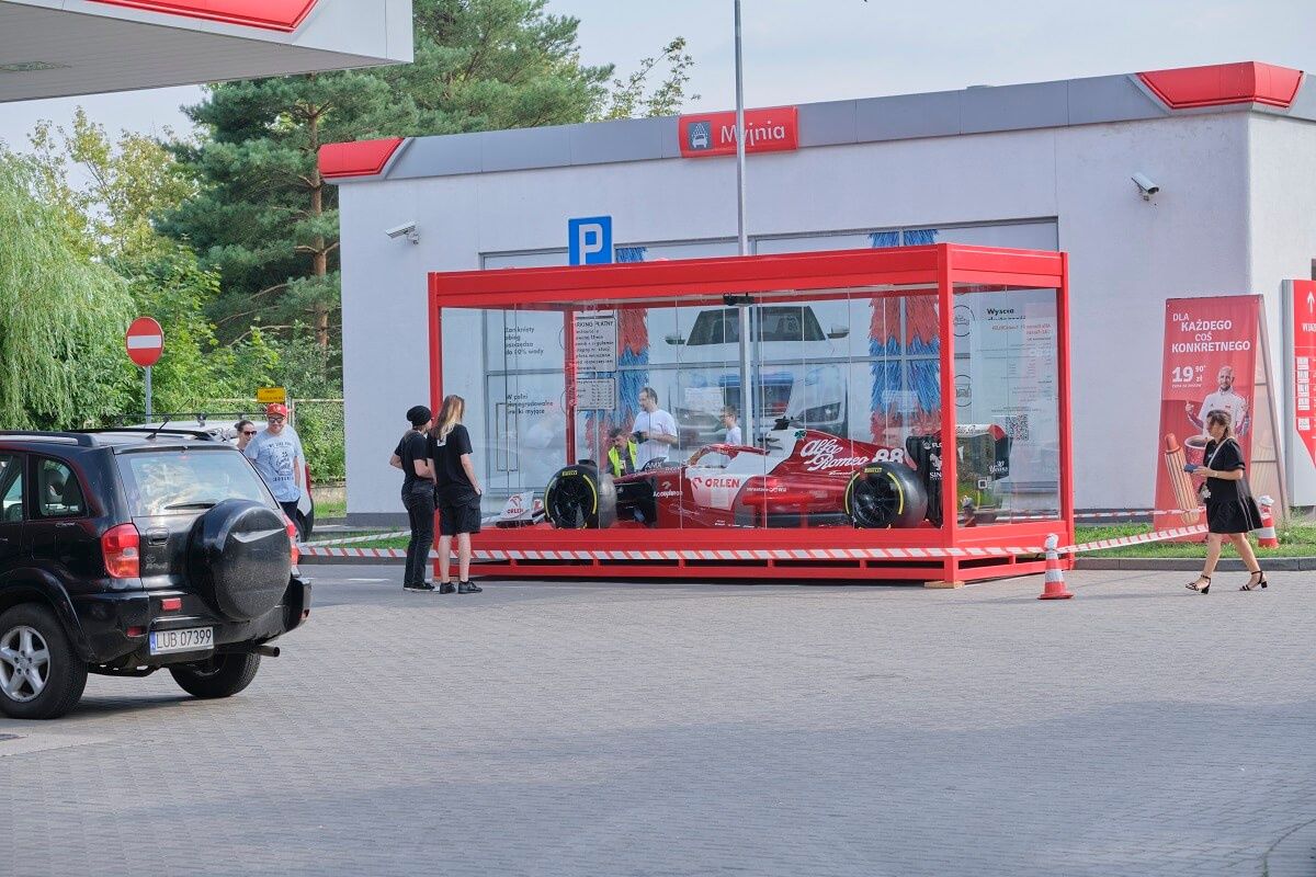 Bolid Alfa Romeo Formuły 1 na stacji paliw Orlen przy ul. Głębokiej w Lublinie