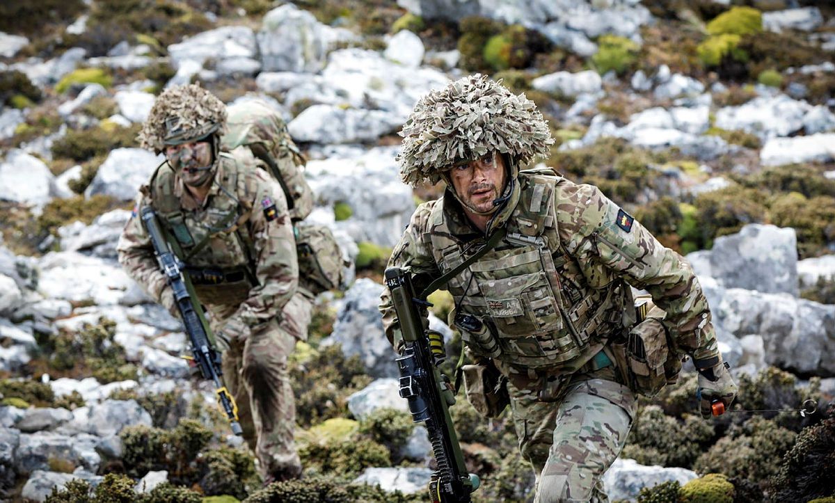 Żołnierze piechoty w czasie ćwiczeń na Falklandach