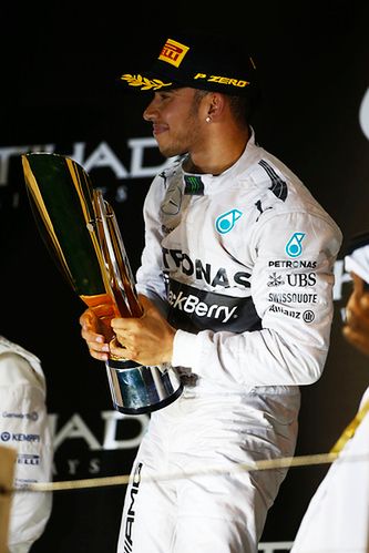 Lewis Hamilton z pucharem za zwycięstwo w GP Abu Zabi