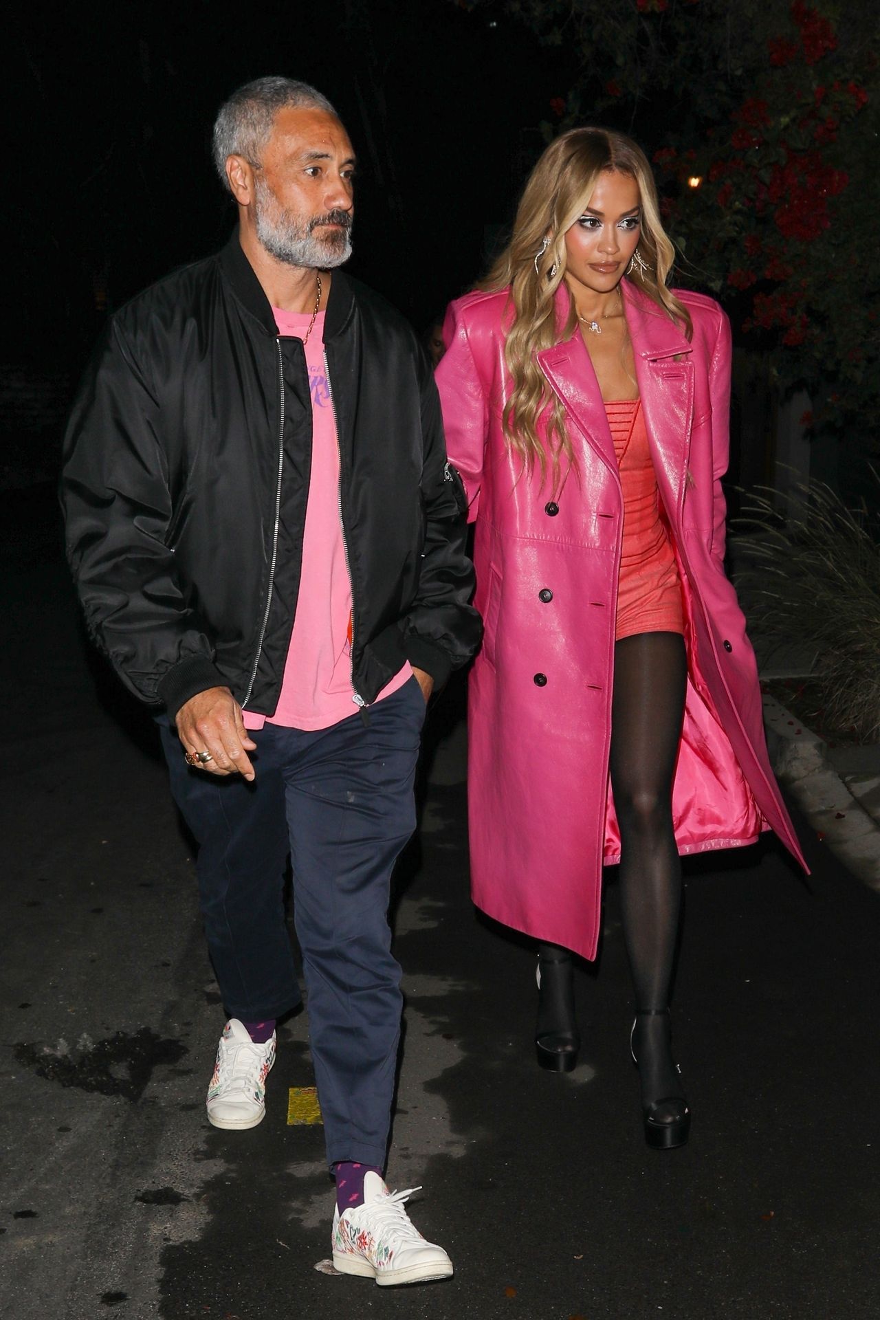 Rita Ora i jej mąż Taika Waititi w drodze na imprezę po Złotych Globach 