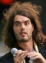 Russell Brand uwodzi kobiety w drodze do toalety