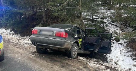 Ucieczka przed policjantami zakończona w rowie. 16-latek odpowie przed sądem.