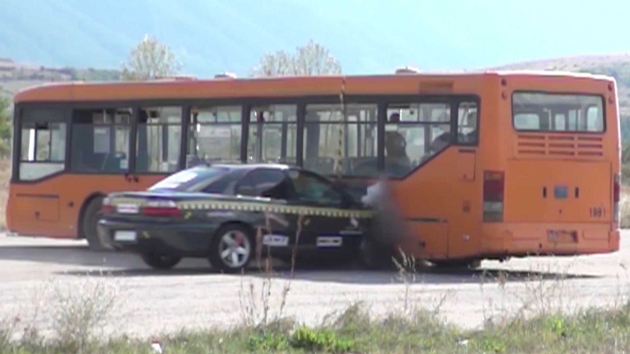 Uderzenie w autobus przy prędkości 200 km/h nie mogło skończyć się dobrze.