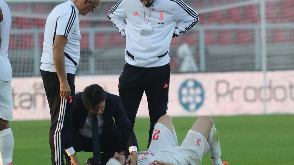 Gonzalo Higuain w asyście lekarzy Juventusu Turyn po krótkiej utracie przytomności na murawie