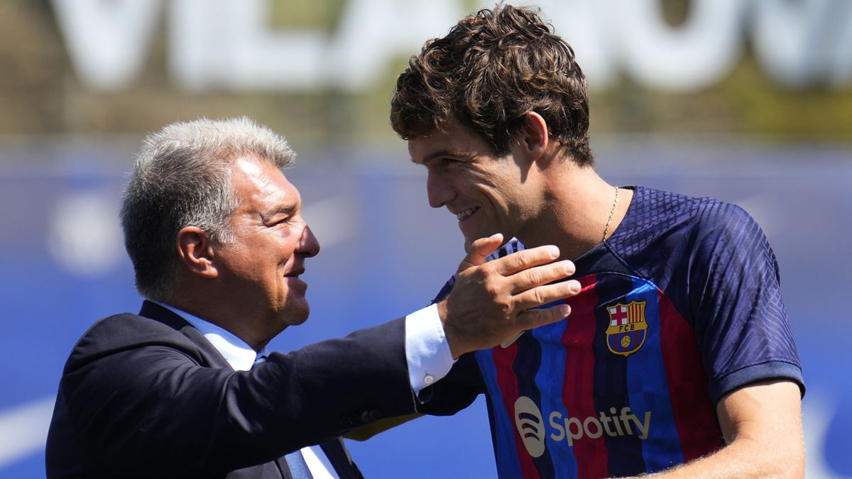 PAP/EPA / Alejandro Garcia / Na zdjęciu od lewej: Joan Laporta i Marcos Alonso