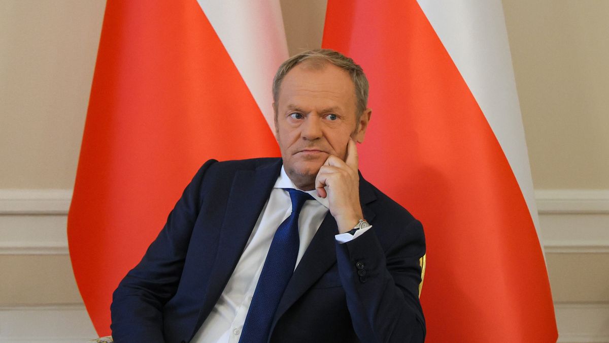 Warszawa, 14.08.2025. Premier Donald Tusk oczekuje na spotkanie z prezydentem Karolem Nawrockim w Pałacu Prezydenckim w Warszawie, 14 bm. Głównym tematem rozmów polityków, na dzień przed spotkaniem Donalda Trumpa i Władimira Putina, ma być sytuacja dotycząca Ukrainy. (ad) PAP/Paweł Supernak ***Do tego materiału zdjęciowego dostępna jest również depesza w systemie CSI, pt.: Rozpoczęło się pierwsze spotkanie w premiera i prezydenta***