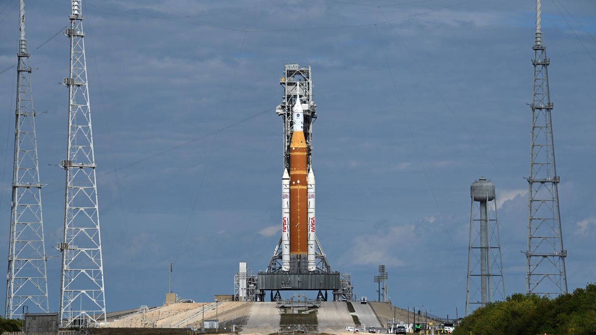 NASA.s SLS Rocket Stands on Complex 39B For Fueling Test at The Kennedy Space Center, Florida
NASA's Space Launch System (SLS) rocket stands on Complex 39B on Friday, January 30, 2026. NASA is preparing to conduct a "wet dress" rehearsal of launch day activities to assure the vehicle's readiness to boost a crew of four on the first manned mission to the moon. The test includes loading and de-tanking the rocket with over 700,000 gallons of propellants. If all goes as planned, NASA may attempt a launch no earlier than February 8. Photo by Joe Marino/UPI Photo via Newscom
Dostawca: PAP/Newscom
JOE MARINO
NASA, ARTEMIS II, GLOVER, WISEMAN, KOCH, HANSEN, ORION SPACECRAFT, SPACE LAUNCH SYSTEM, VAB, KENNEDY SPACE CENTER, FLORIDA, MOON, LUNAR MISSION, SLS, COMPLEX 39B
