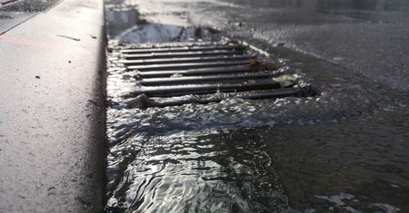 W dzień deszcz, w nocy spadek temperatury i oblodzenie. Ostrzeżenia IMGW dla regionu