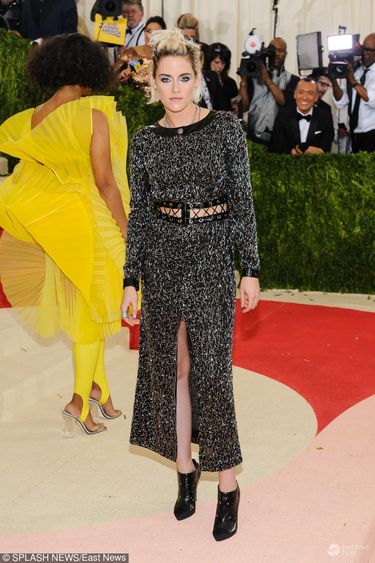 Kostium Chanel - Kristen Stewart - MET Gala 2016 fot. East News