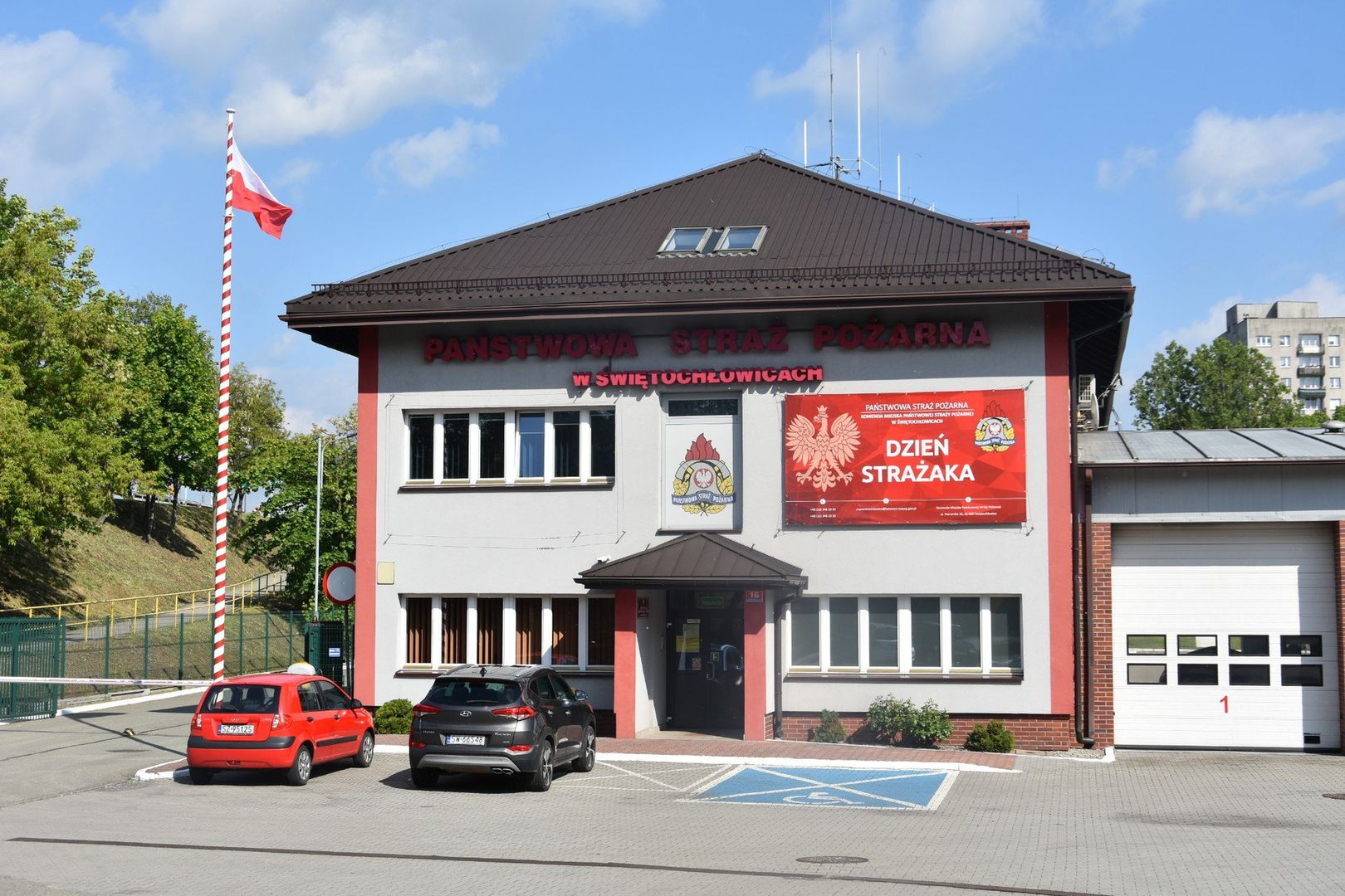 Okolice zjazdu z Drogowej Trasy Średnicowej na Bytomską w Świętochłowicach oraz ul. Harcerskiej i komendy straży pożarnej.