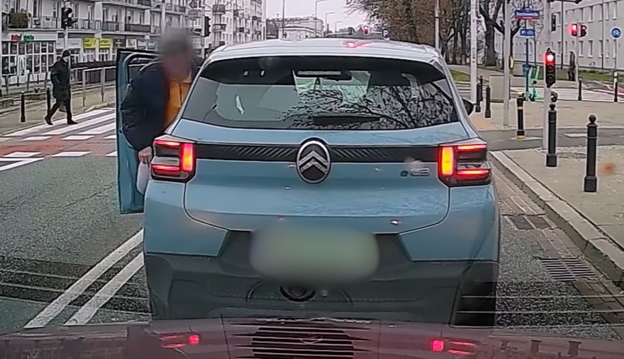 Sceny w Warszawie. Aż do niego wysiadł. "Pan jest głupkiem"