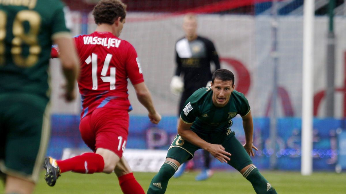 PAP / Andrzej Grygiel / Konstantin Vassiljew przymierzający się do strzału