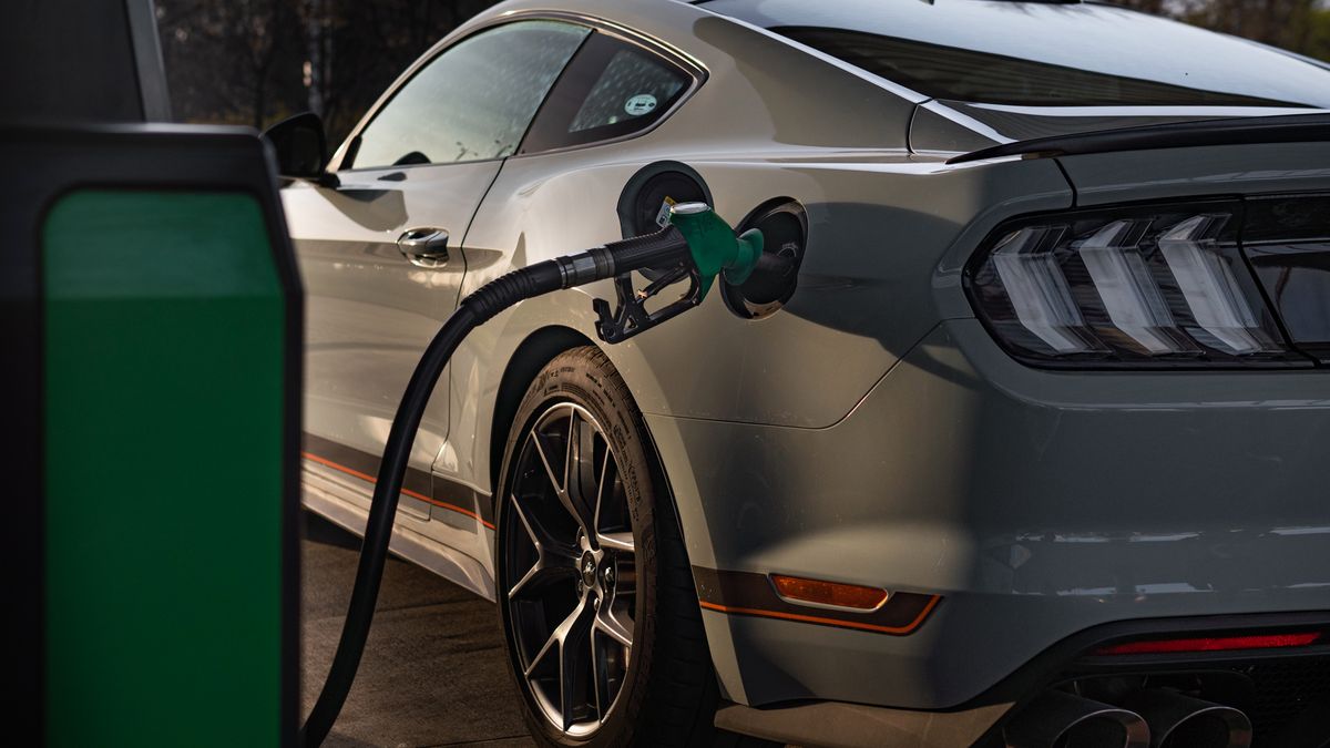 Nie tylko drogie paliwa, ale też samo posiadanie takiego auta ma być droższe. Rząd obiecał wprowadzić podatek