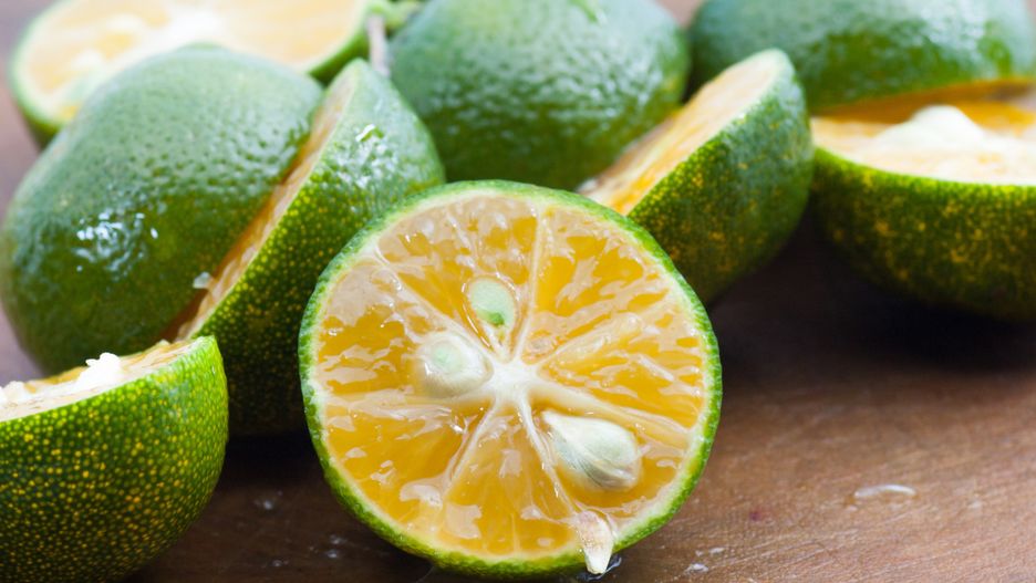 Kalamondyna to kwaśny owoc, nazywany również limonką filipińską