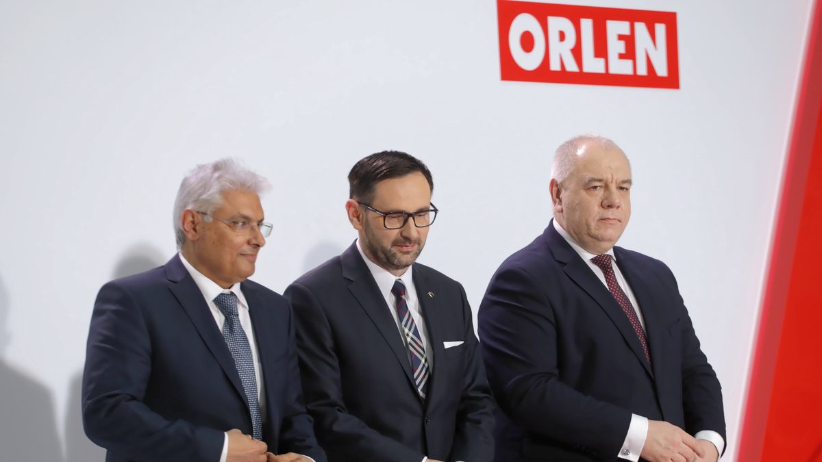  Na zdjęciu od lewej: starszy wiceprezes ds. downstream koncernu Saudi Aramco Mohammed Y. Al Qahtani, prezes zarządu PKN ORLEN Daniel Obajtek oraz wicepremier, minister aktywów państwowych Jacek Sasin w trakcie konferencji prasowej