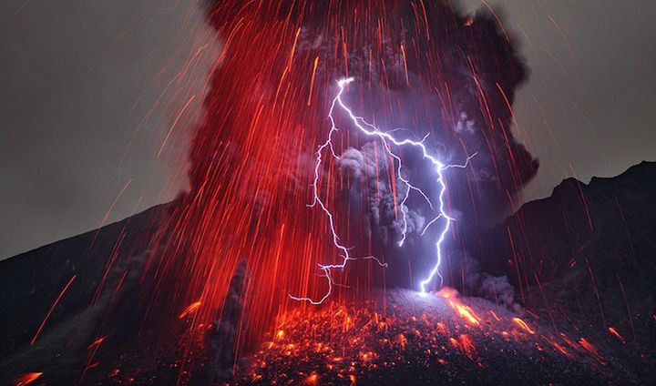 Oto potęga natury. Zobacz niezwykłe zdjęcia przedstawiające erupcję wulkanu