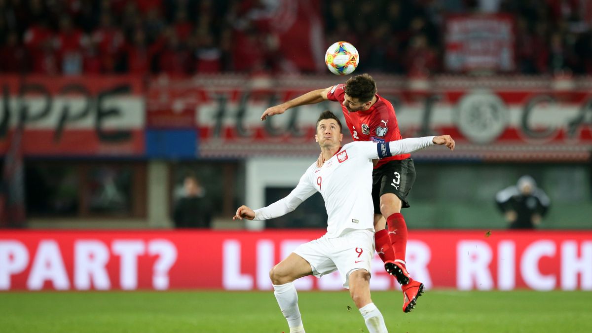 Zdjęcie okładkowe artykułu: Newspix / Piotr Kucza / Na zdjęciu: Robert Lewandowski walczący o piłkę z Aleksandarem Dragoviciem