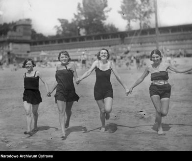 Tak się plażowało w Warszawie prawie 100 lat temu. "Niezwykle popularna rozrywka"