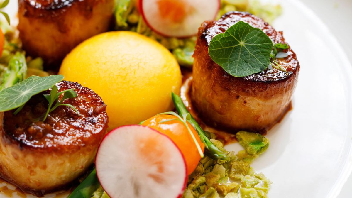 Jajka konfitowane są pysznym dodatkiem do sałatki nicejskiej 