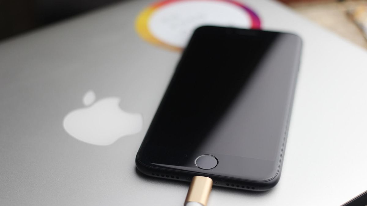 Apple przekonuje, że chodzi o utrzymanie stabilnego działania urządzeń z zużytymi bateriami