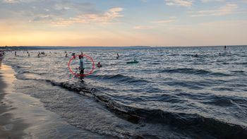 Zdjęcie z plaży w Gdańsku. Turyści zatrzymywali się i dopytywali
