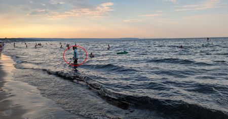 Zdjęcie z plaży w Gdańsku. Turyści zatrzymywali się i dopytywali