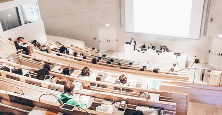 Zjazdy w WSKZ – jak wygląda ich przebieg i organizacja?