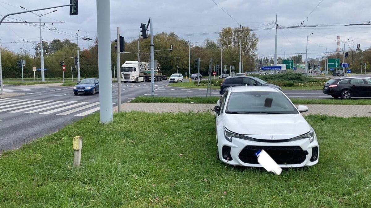 Kierowca Bolta uderzył w wózek z dzieckiem na chodniku