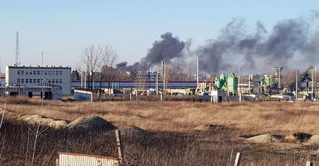Ogromny pożar w hali przemysłowej przy ul. Frezerów. Na miejsce jadą strażacy