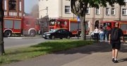 Lębork: Pożar w hurtowni. Na miejscu 7 jednostek straży pożarnej. "To pożar ukryty, jest duże zadymienie"