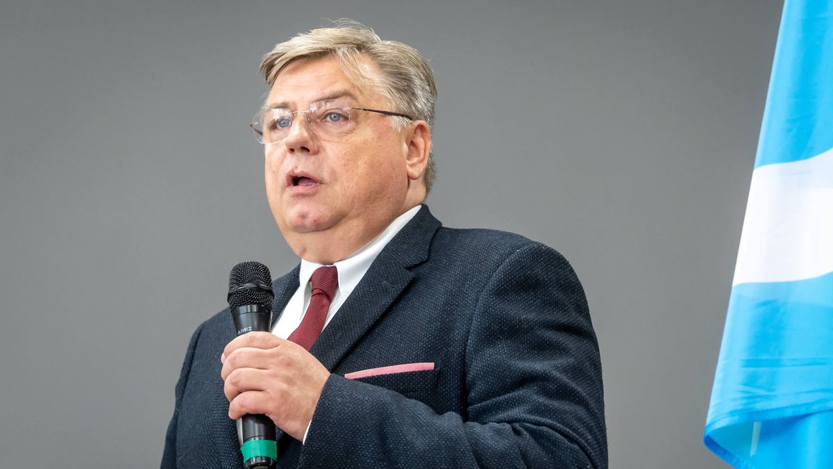 Budżet UE powiązany z praworządnością. Europoseł Kosma Złotowski mówi o wstrzymaniu wpłat składek.