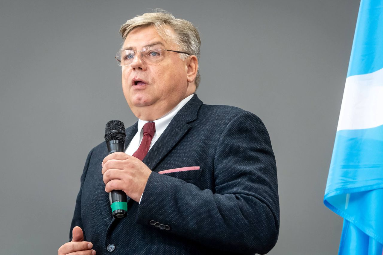 Pieniądze z UE za praworządność. Europoseł mówi o zawieszeniu wpłat składek przez Polskę