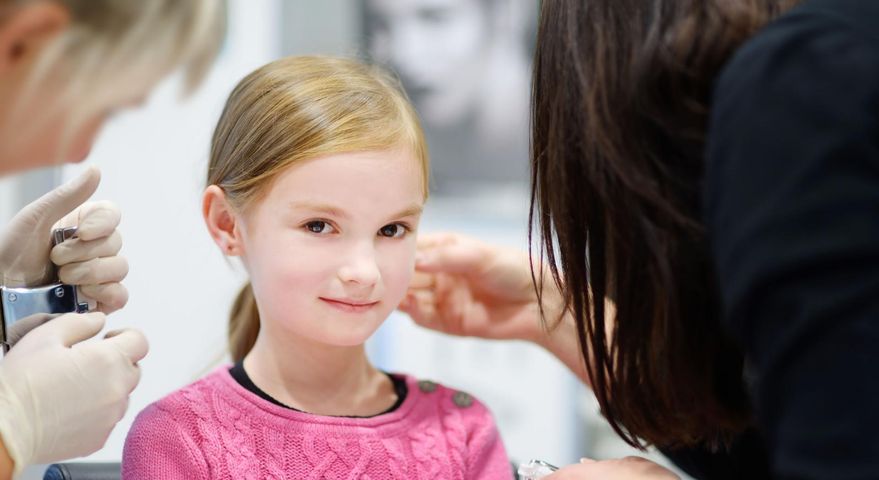 Przekłuwanie uszu dziecku powinno być przemyślaną decyzją