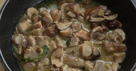 Wlej pod koniec gotowania. Sos z leśnych grzybów będzie smakował jak z najlepszej restauracji