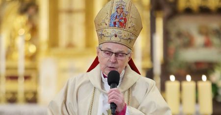 Wzruszające słowa biskupa Antoniego Długosza na pogrzebie Krzysztofa Krawczyka. "Jest gdzieś niebo jak len"