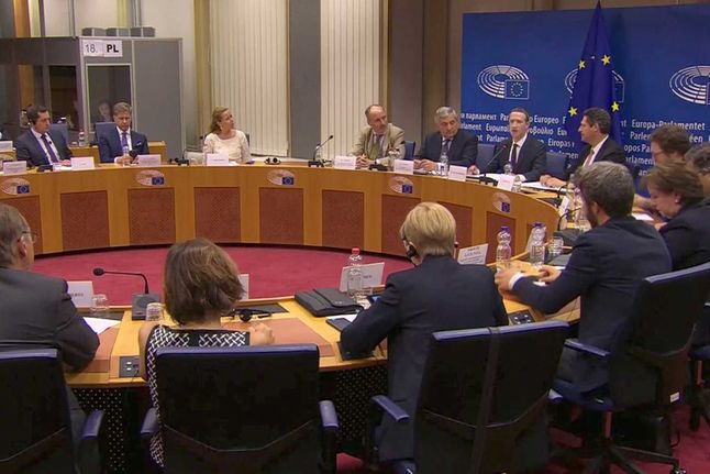 Mark Zuckerberg i europejscy politycy w czasie spotkania